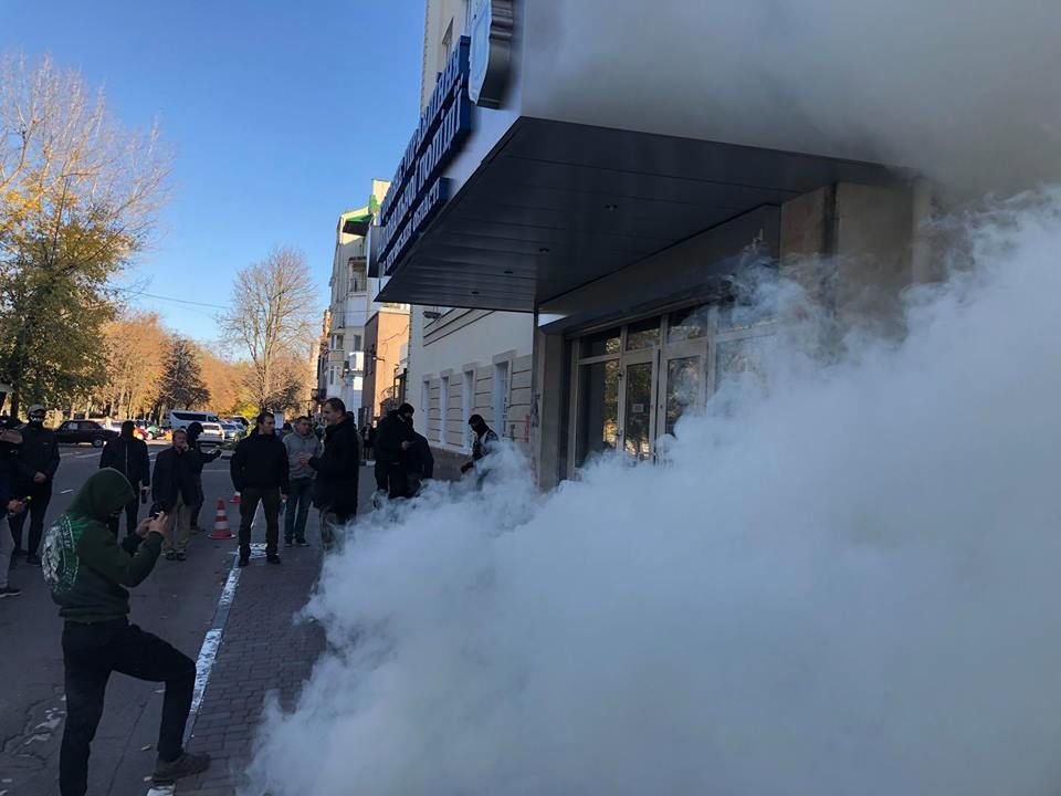 Управління нацполіції в Херсоні закидали фаєрами в день поховання Катерини Гандзюк