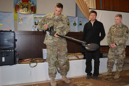 У Чернігові американські інструктори розпочали підготовку саперів для розмінування на Донбасі