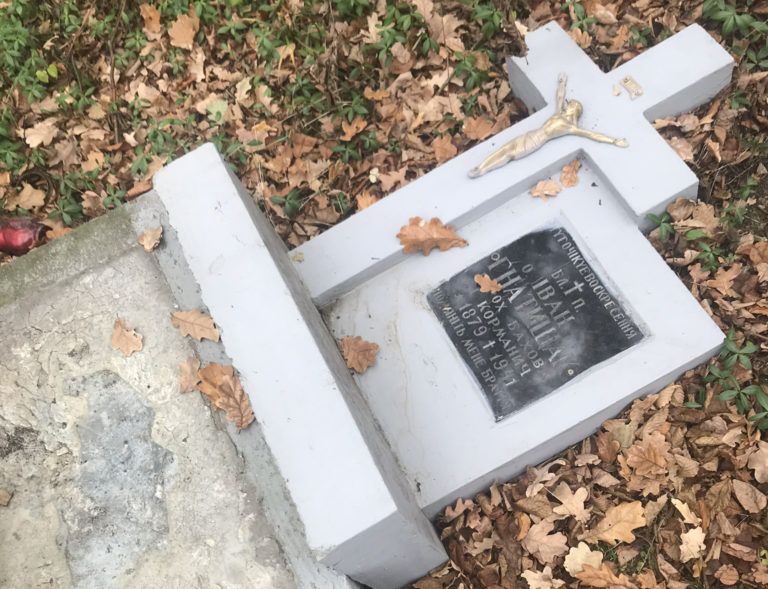 Пам’ятники над могилою українського священика Івана Гнатищака в Польщі знищили вандали