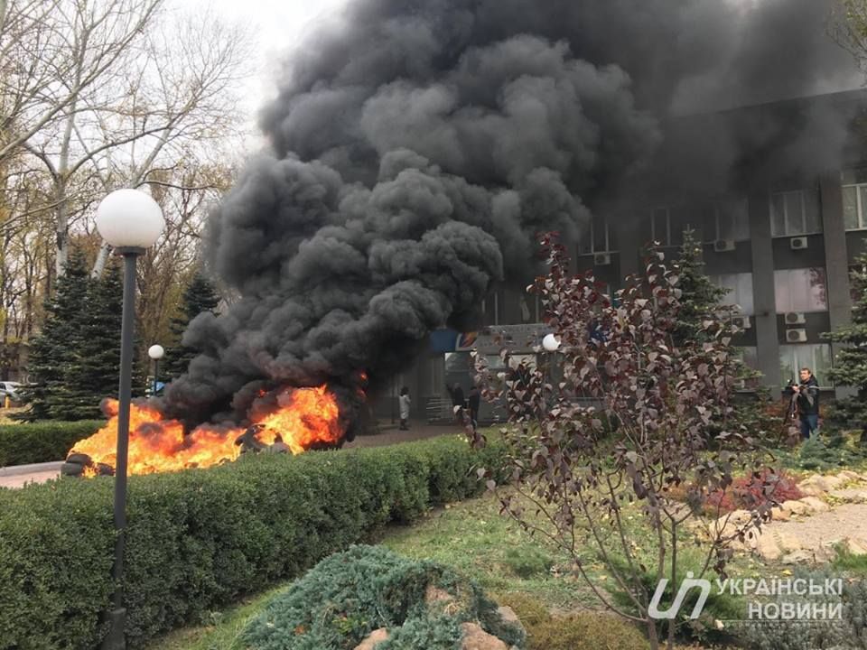 У Кривому Розі запалили шини і захопили «Криворіжгаз» з вимогою ввімкнути опалення (фото)
