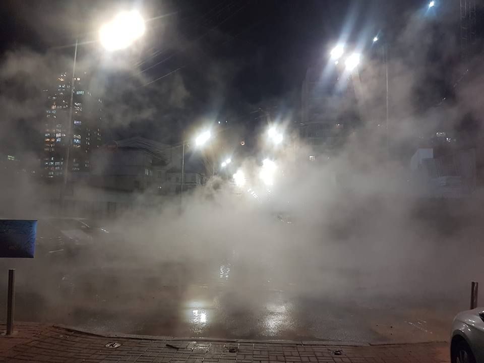 У центрі Києва прорвало темломережу: б'є гейзер окропу (відео)