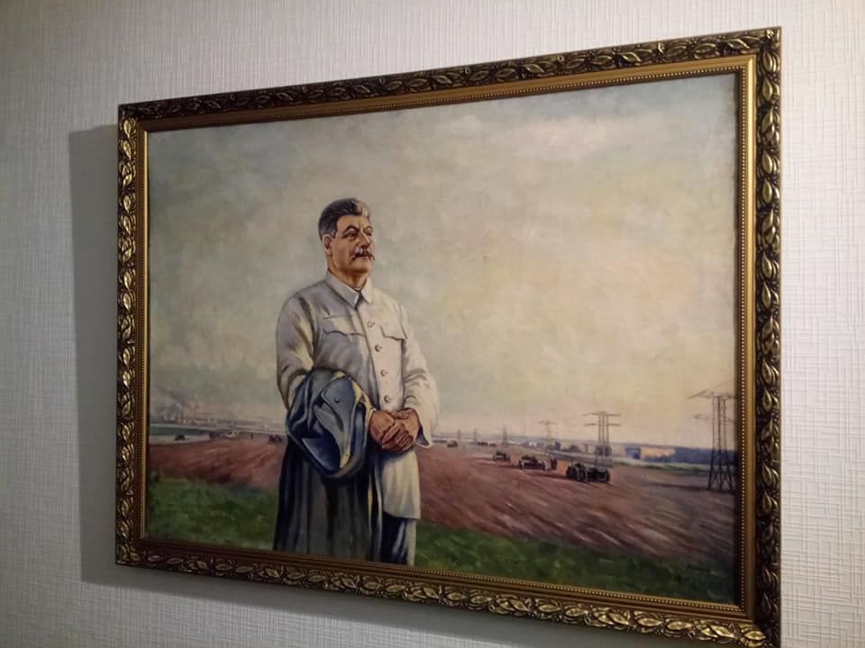 В Дніпрі готель виставляв картини з Леніним та Сталіним (фото)