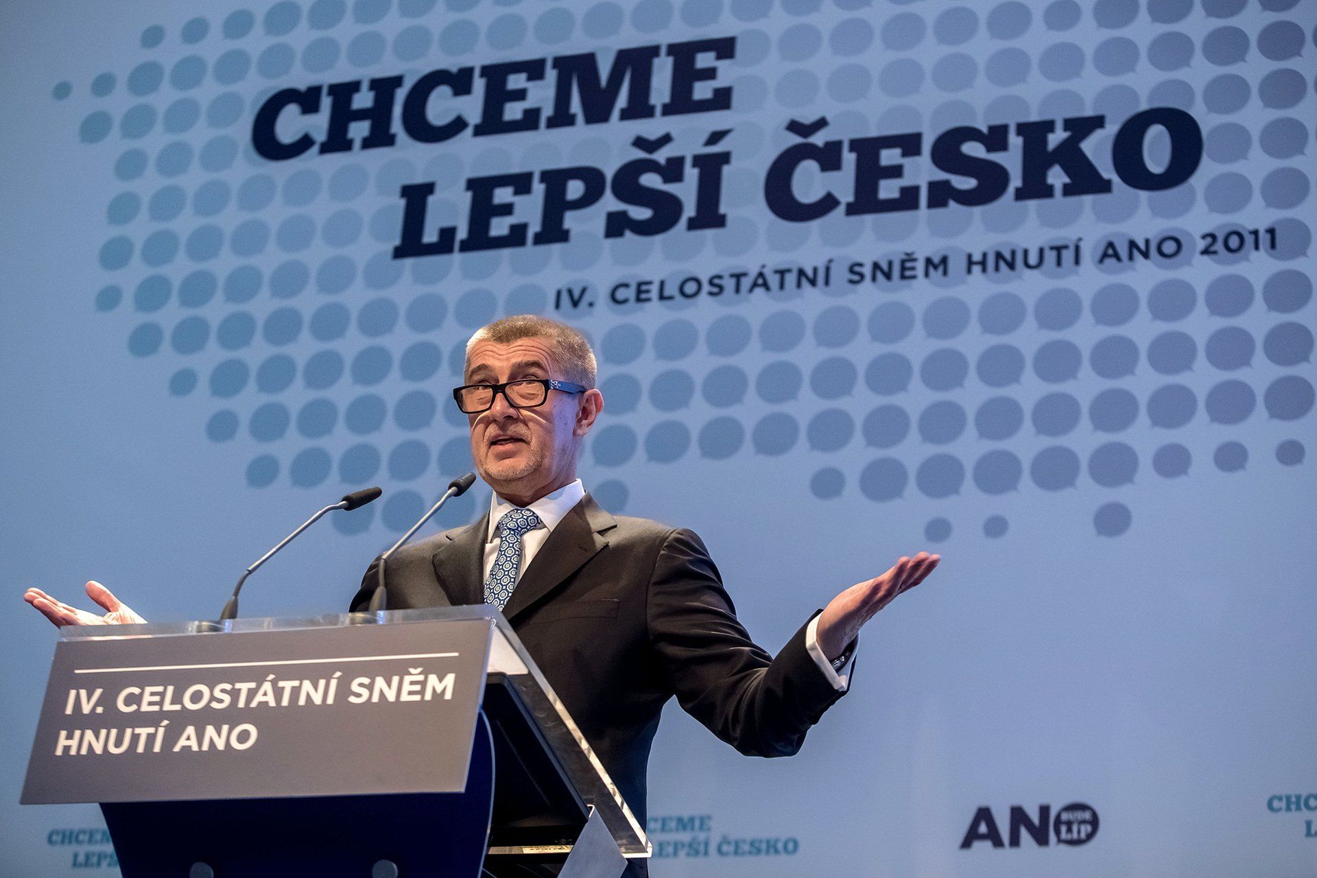 Прем’єр Чехії, що сховав сина в окупованому Криму, відмовився йти у відставку