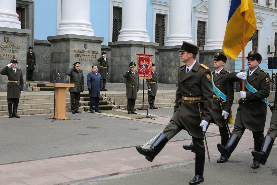 Генералів Міноборони звільняють з армії заради «незалежного» громадського контролю