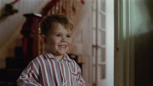 Елтон Джон показав свій шлях до успіху в рекламі різдвяних подарунків (відео)