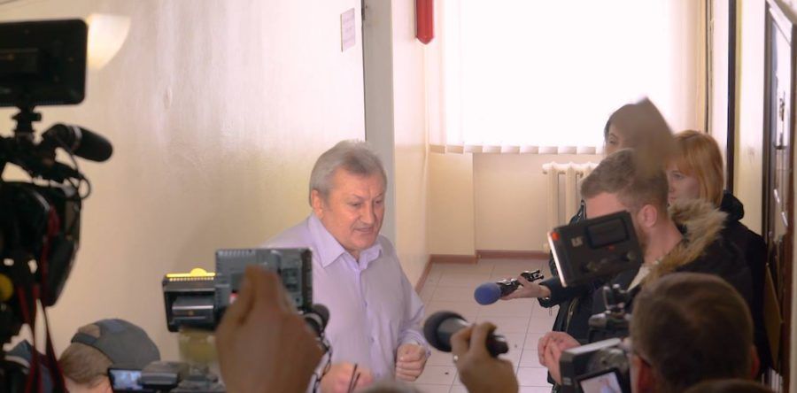 Суддю, що відпустив підозрюваних у вбивстві Василя Сергієнка, у Черкасах закидали копійками (відео)