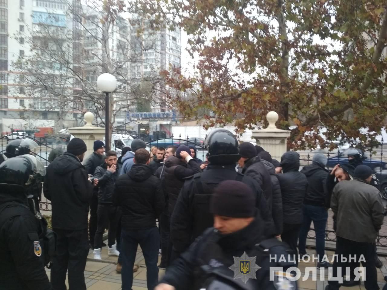 В суді Одеси тітушки побилися через землю Затоки: майже 50 затриманих
