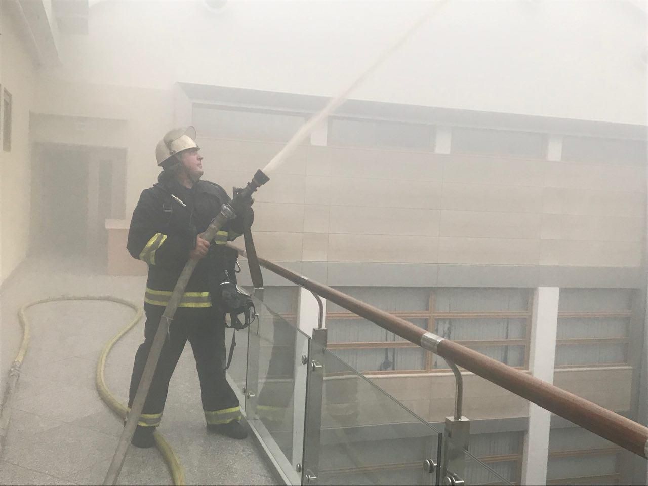 У Міністерстві фінансів у Києві сталася пожежа, працівників евакуювали (фото)