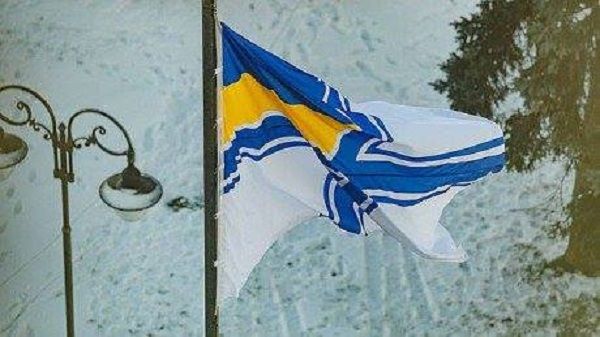 Перед міськрадою Вінниці підняли прапор ВМС на підтримку полонених моряків (фото)