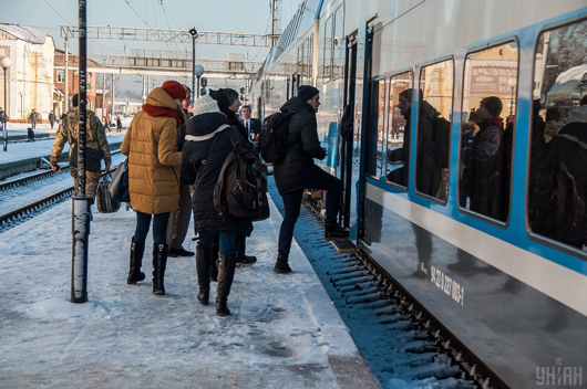 В Укрзалізниці пояснили, чому зараз неможливо купити квитки на зимові канікули