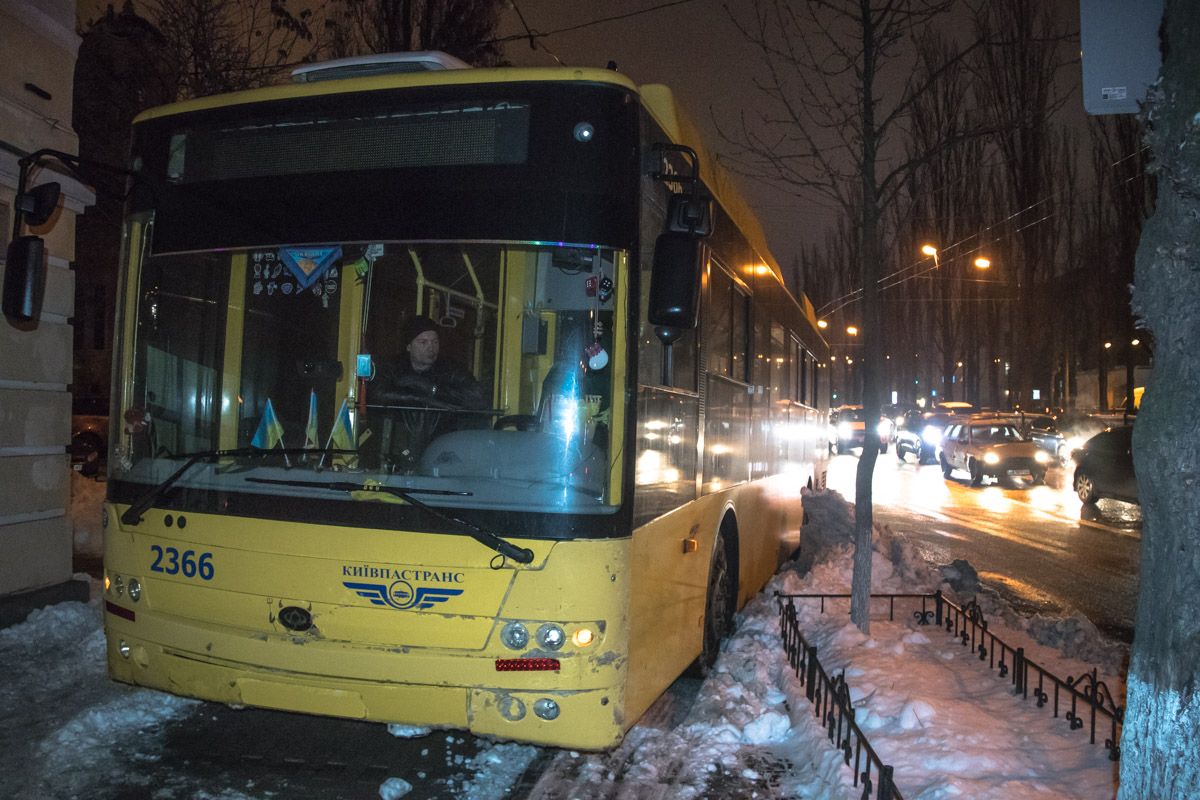 У Києві на бульварі Шевченка тролейбус виїхав на тротуар (фото)