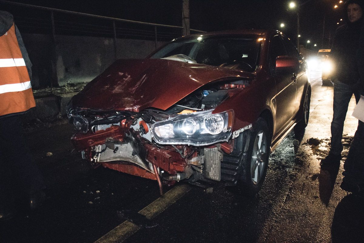 У Києві на мості Метро п'яний з Mitsubishi врізався в таксі Uber (фото, відео)