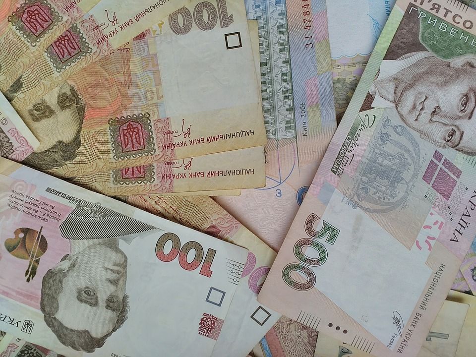 Курс гривні суттєво зміцнився до євро та долара