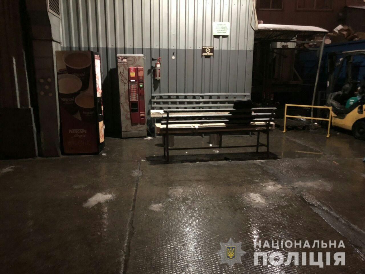 У супермаркеті Харкова поліцейський застрелив нападника з ножем