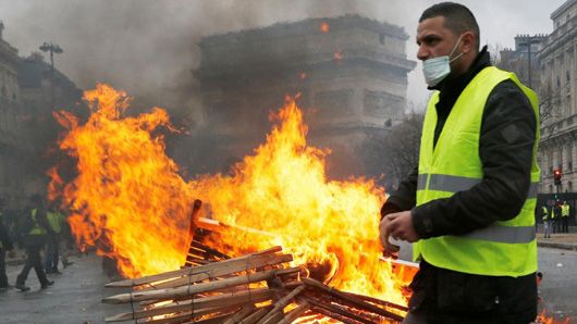 Макрон поступився: уряд Франції остаточно відмовився від підвищення акцизу на бензин