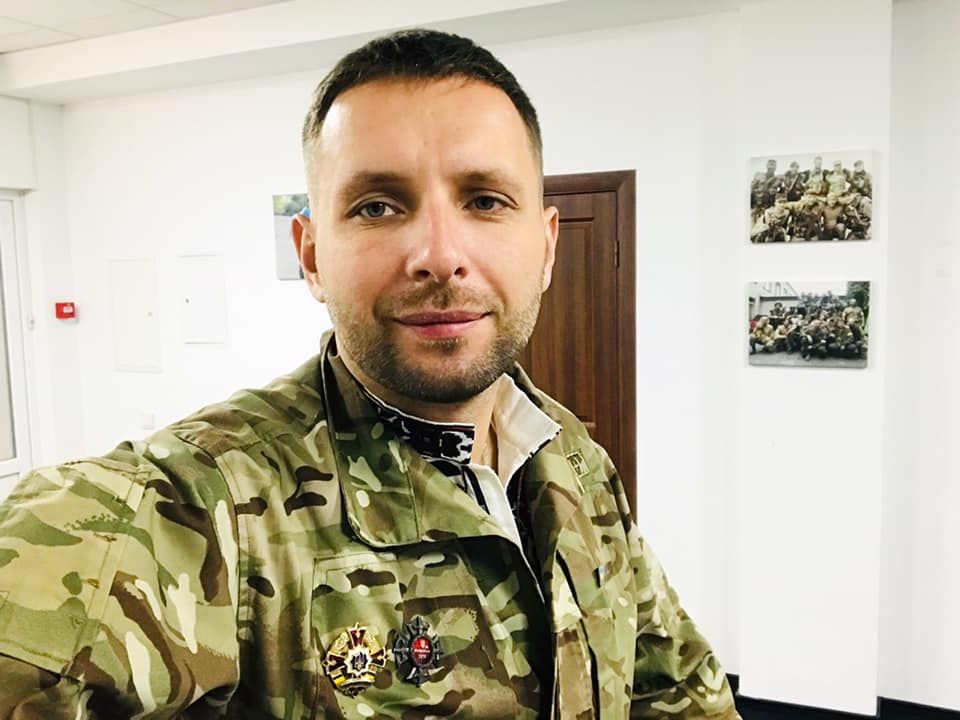 Володимир Парасюк на великій швидкості влетів у припарковану автівку