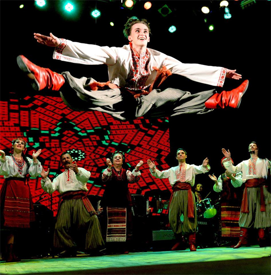 Віктор Ющенко до 30-річчя на сцені зробив театру «Берегиня» знакові подарунки