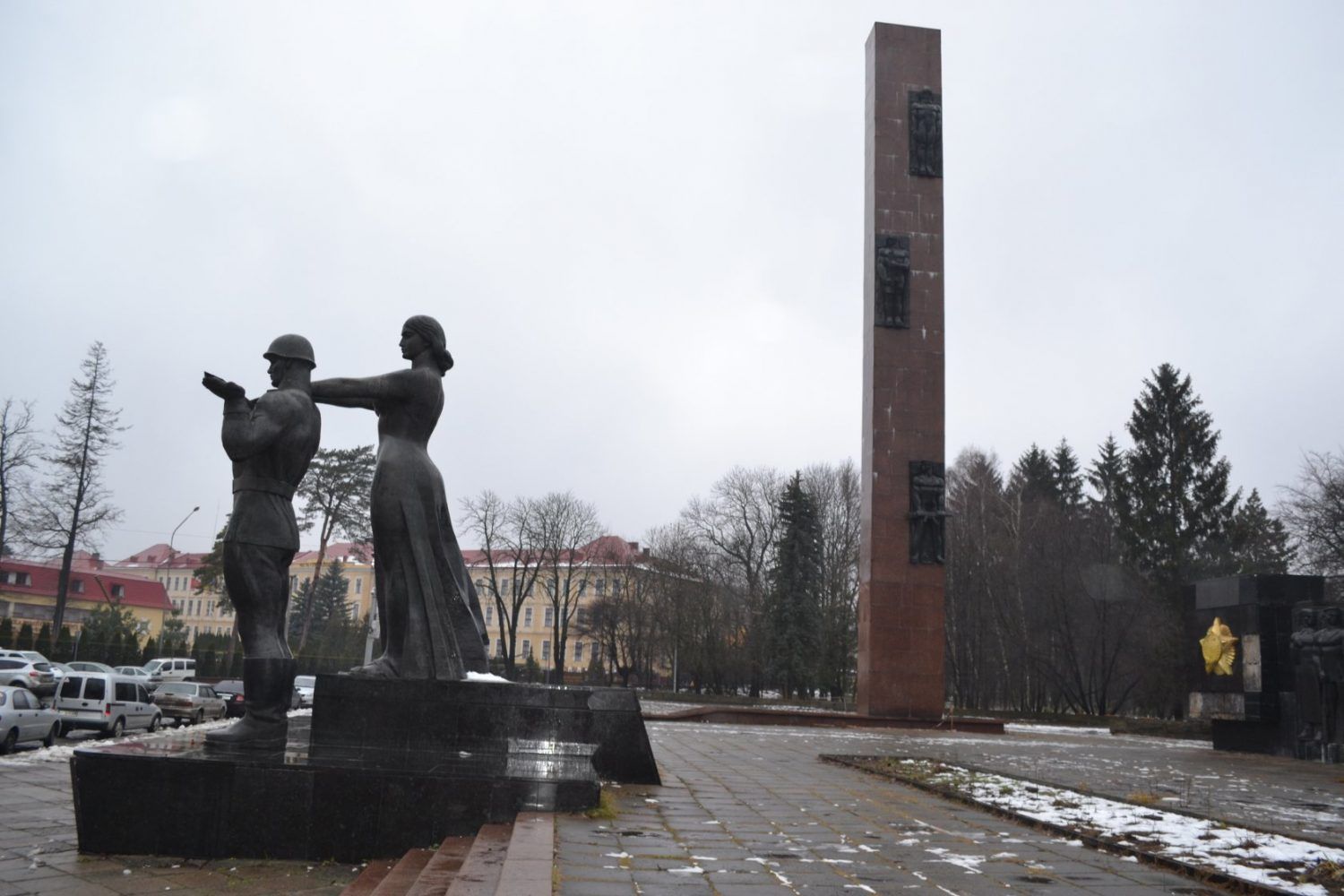 У Львові почали демонтаж аварійної 30-метрової стели Монумента слави