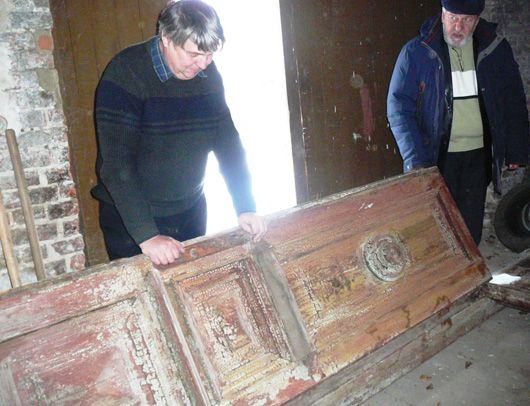 У Полтаві активісти врятували від знищення унікальні двері ХІХ століття і передали до краєзнавчого музею