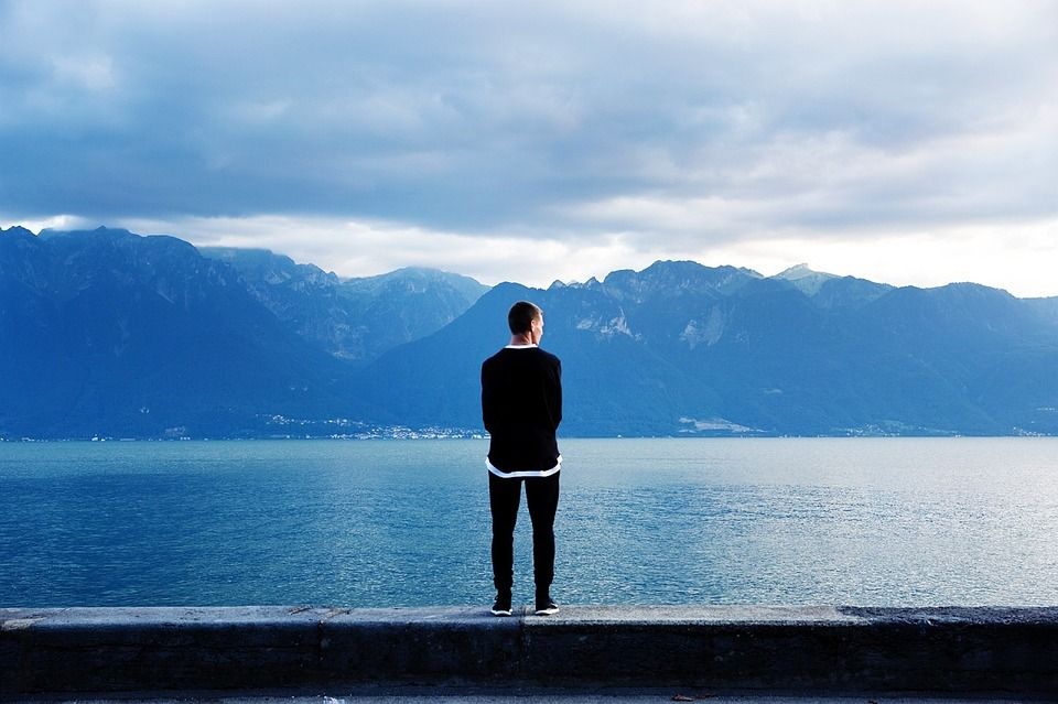 Коли людина найбільше відчуває самотність: три періоди життя