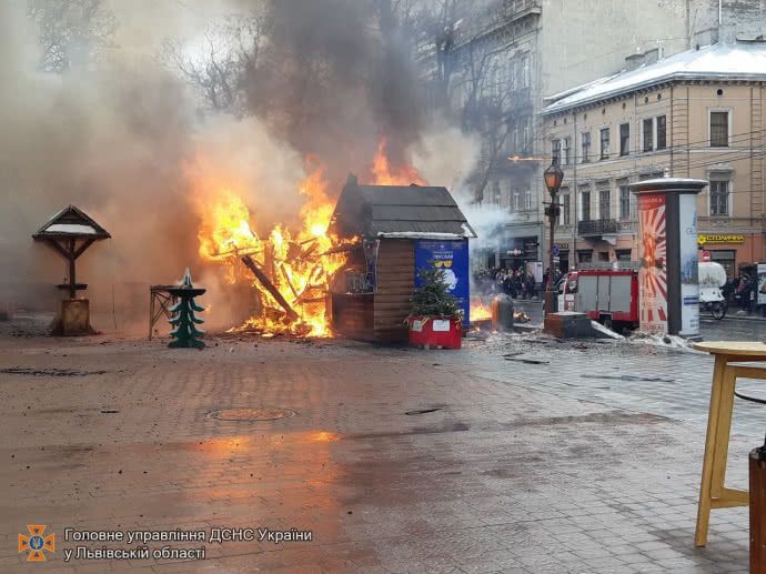 На різдвяному ярмарку у Львові пролунало три вибухи: є поранені (відео)
