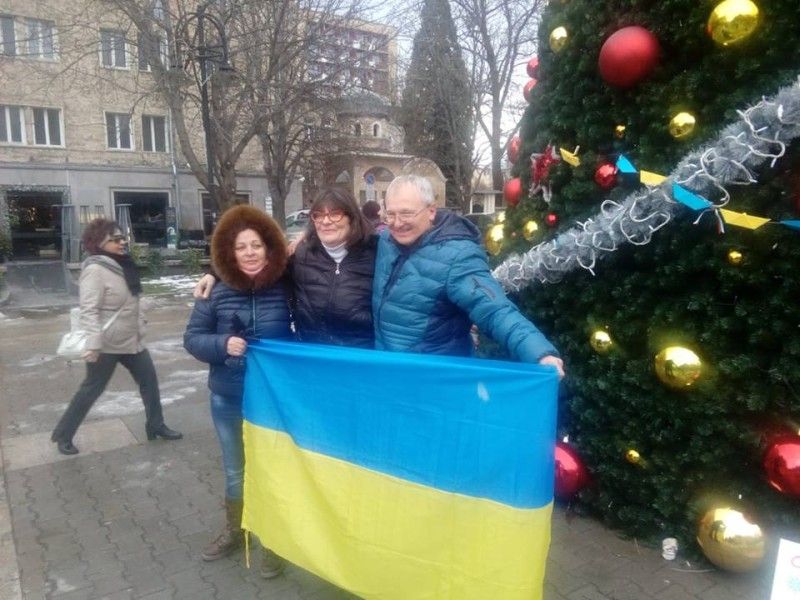 У Болгарії люди пікетували ялинку Москви з вимогою звільнити моряків України (відео)