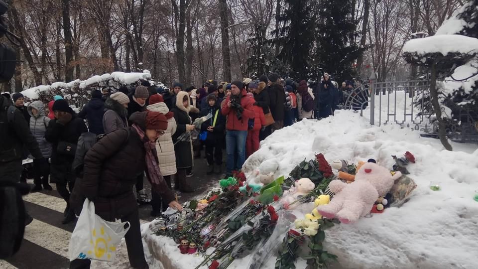 У Полтаві вимагають покарання для бізнесменки: на місце аварії із підлітком несуть квіти та іграшки