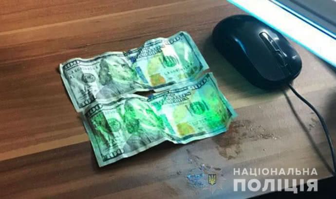 Затриманий за корупцію прикордонник намагався з’їсти 200 доларів хабаря
