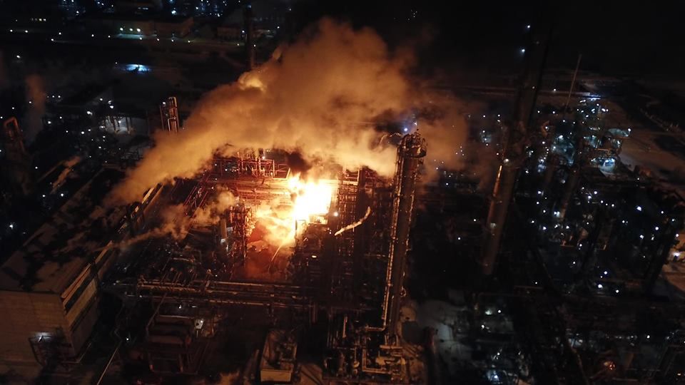 У Калуші на Прикарпатті горить хімзавод: пожежу гасять з вечора (відео)