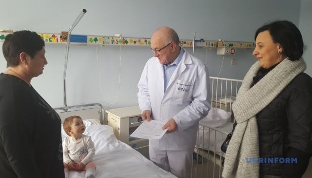Маленька донька загиблого Романа Кісіля взята під опіку консулом у Варшаві