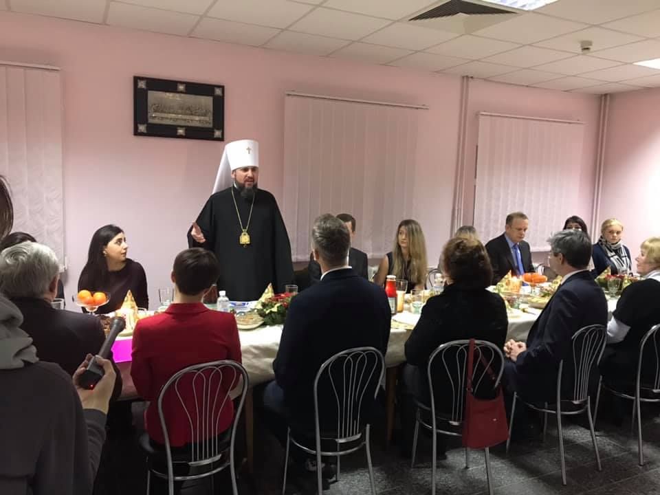 Епіфаній зустрівся на спільній вечері з родинами в'язнів Кремля