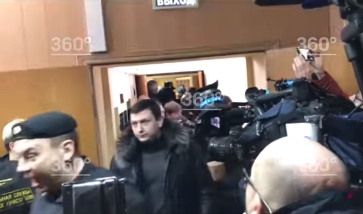 Захоплені в Азові українські моряки зайшли в суд Москви під оплески та «Слава Україні!»