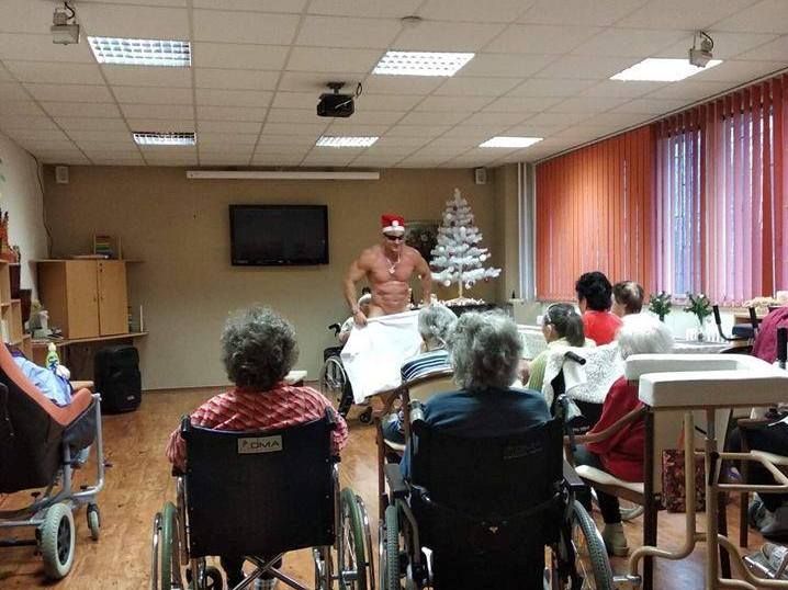 У Чехії жінки із будинку для літніх людей попросили собі під ялинку стриптизера