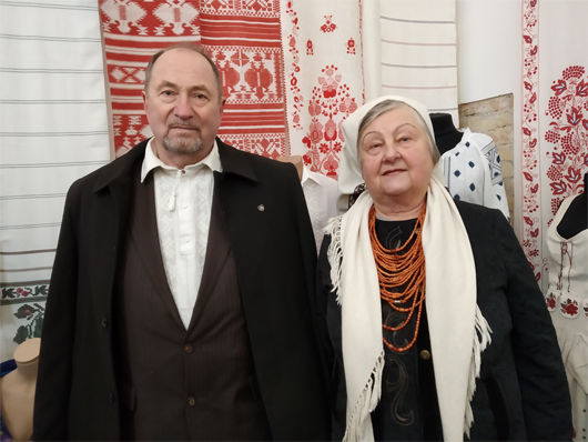 У Київській лаврі можна подивитись створений 1340 людьми Рушник національної єдності