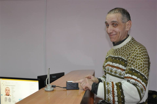 Житель Тернополя вперше отримав паспорт у 53 роки
