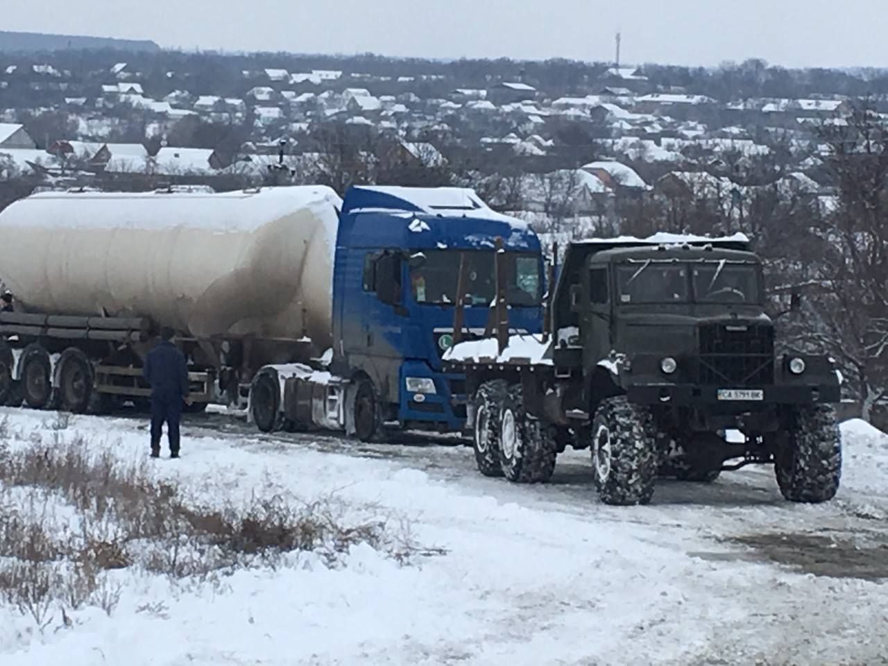 У 6 областях обмежили рух вантажівок через снігопади: карта