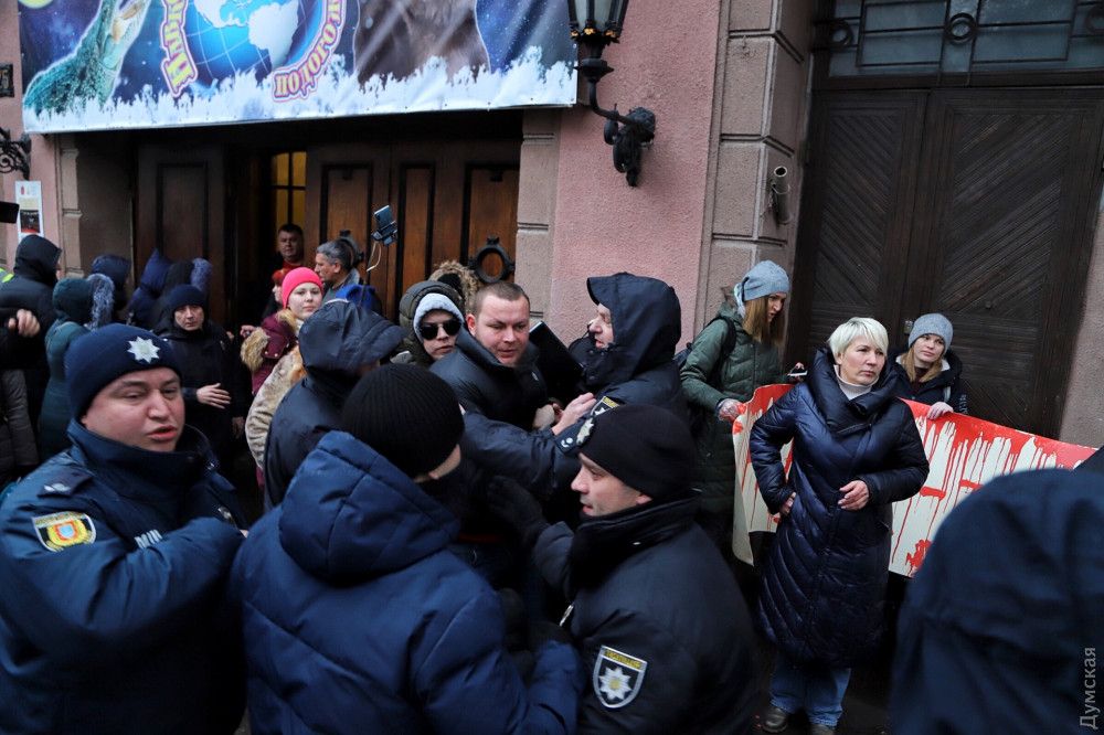 В Одесі на пікеті цирку сталася бійка: 4 людей затримала поліція (фото, відео)