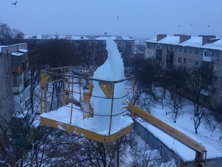 У Харкові з даху зняли 100-кілограмову бурульку