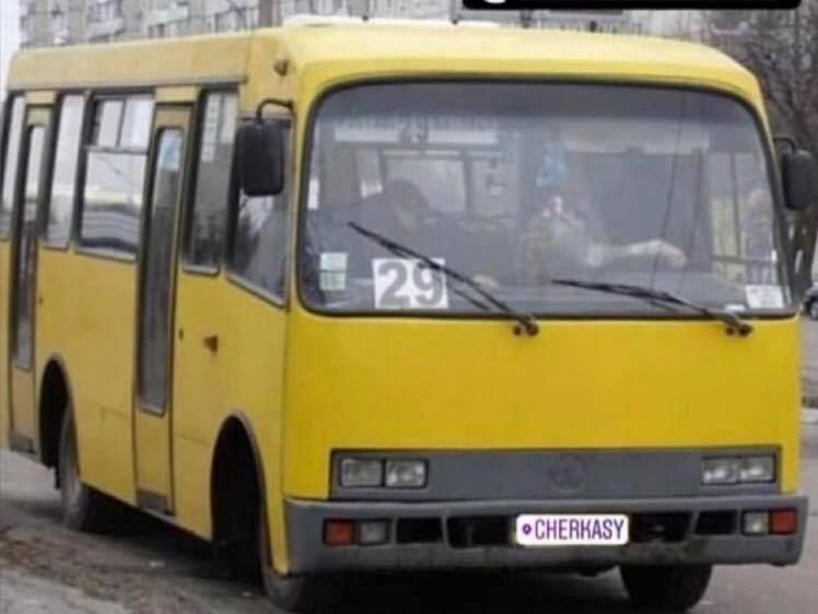 Водій черкаської маршрутки, з якої випало двоє людей, каже, то двері такі