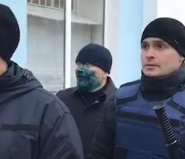 Олександр Вілкул був облитий зеленкою у Бердянську (фото, відео)