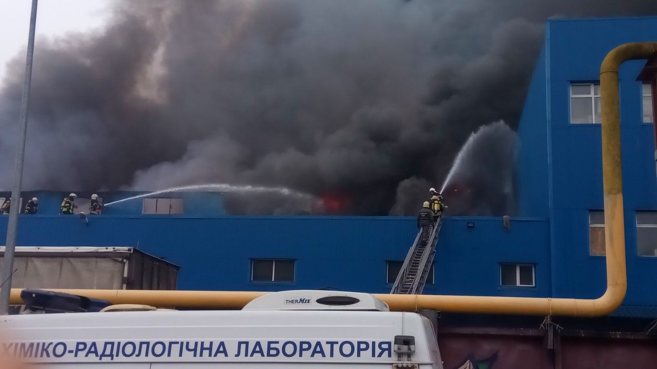 На Лісовій у Києві згоріли склади великого ринку (фото, відео)