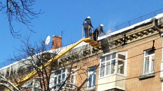 В Україні бурульки і гори снігу на дахах стали справжнім стихійним лихом