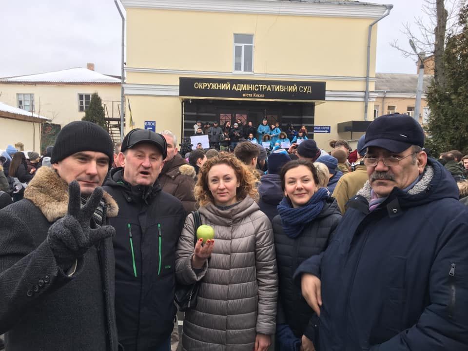 Супрун біля суду в Києві зустріли оплески, а Мосійчука - коридор сорому (відео)