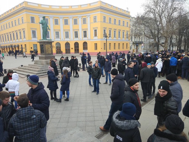 Підтримка кандидата, недорого: в Одесі невідомі жартівники зібрали під Дюком продажних співвітчизників