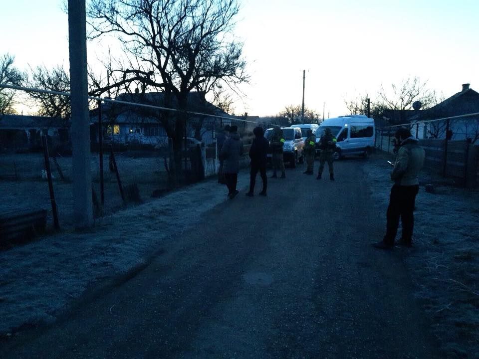 Обшуки в анексованому Октябрському: Ескендера Абдулганієва, Арсена Абхаірова та Рустема Емірусеінова забрали в управління ФСБ
