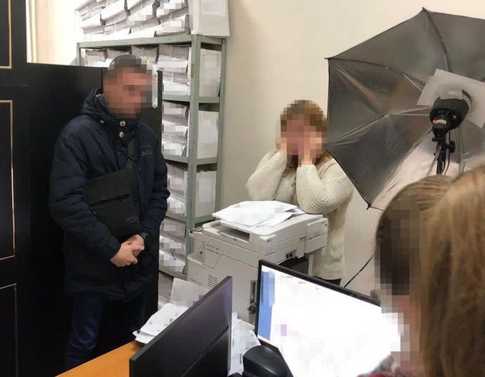 Посадовиця ДМС вимагала 400 доларів за швидкий закордонний паспорт