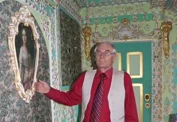 Київський пенсіонер за власні кошти перетворює обшарпаний під’їзд будинку на «Версаль»