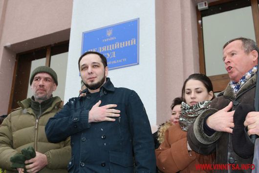 Виставка Шевченка в метро: нападник порізав постери, бо ті "ображали його національні почуття" (відео)