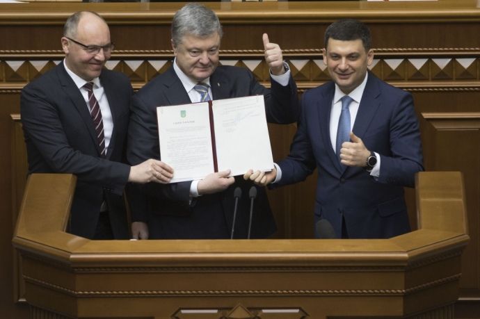 Петро Порошенко закріпив курс на НАТО та ЄС у Конституції