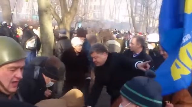 18 лютого 2014 року Петро Порошенко керував евакуацією пораненого з Маріїнського парку (відео)
